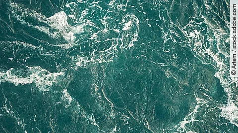 Background of the sea, clean deep ocean with air bubbles, foam on the surface of the ocean. foam composition on blue turquoise water. Blick von oben auf das Meer, welches Wellen schlägt.