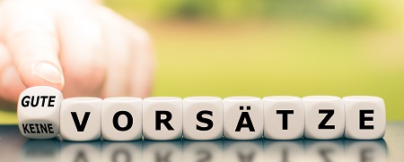 Hand dreht einen Würfel und ändert den Ausdruck "keine Vorsät