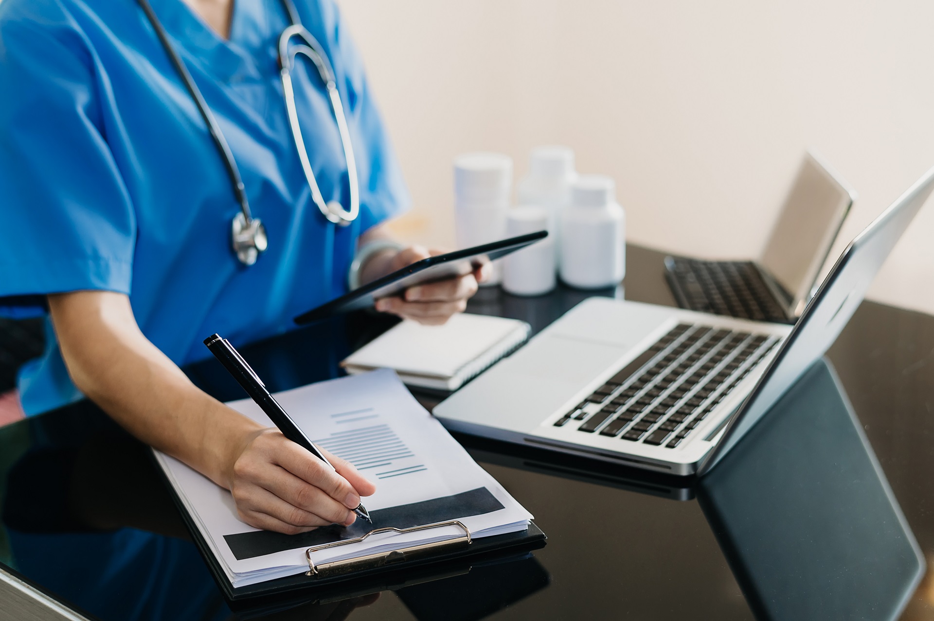 Eine Person sitzt an einem Schreibtisch.