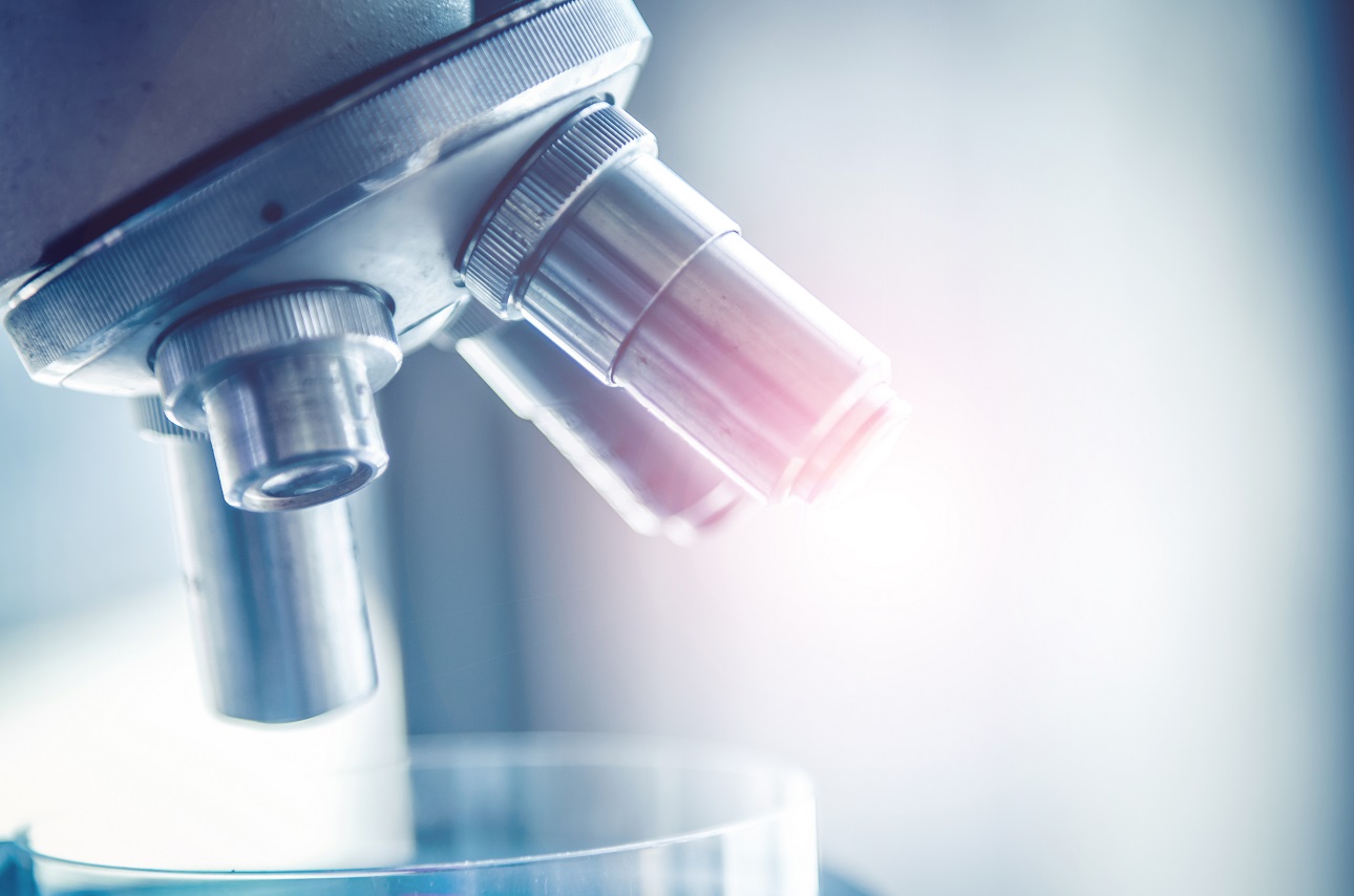 Nahaufnahme von einem Mikroskop.