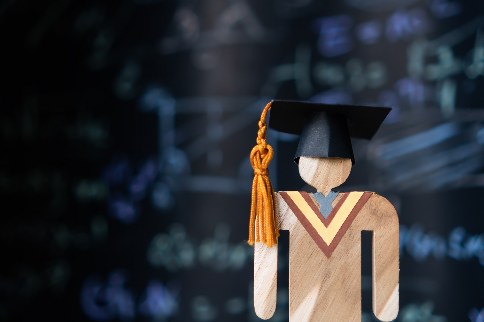 Holzfigur mit Doktorhut