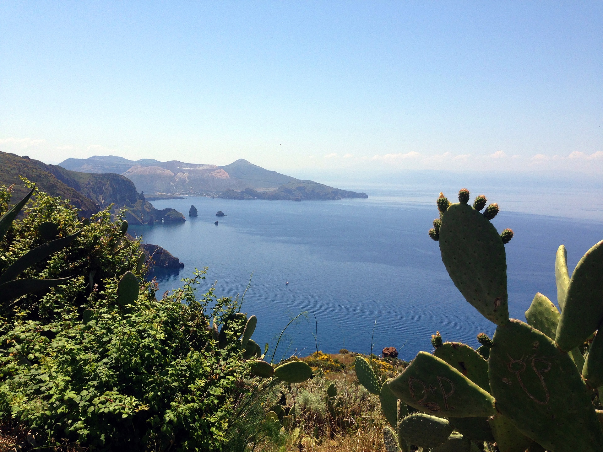 Blick auf eine Küste von einer Insel.