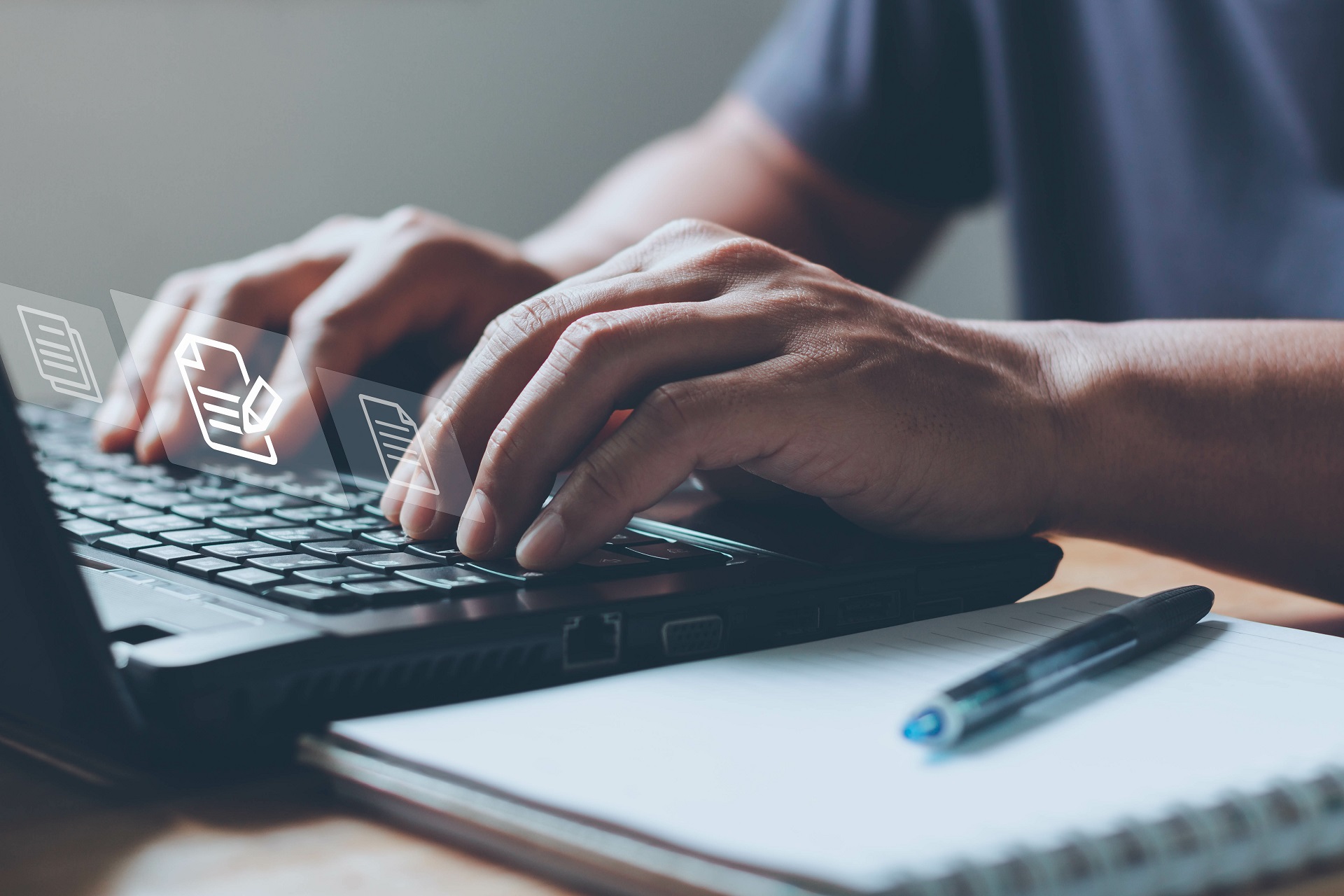 Nahaufnahme von einem Laptop an dem eine Person auf der Tastatur tippt.