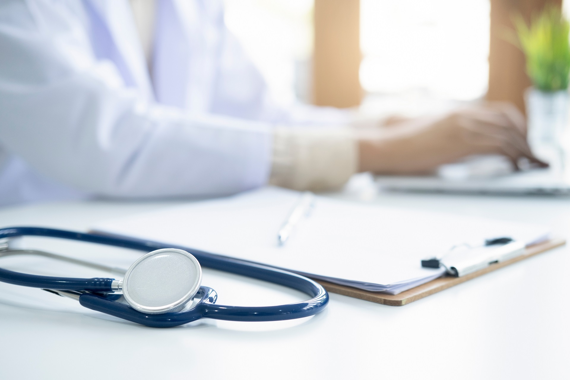 Eine medizinische Person arbeitet an einem Laptop.