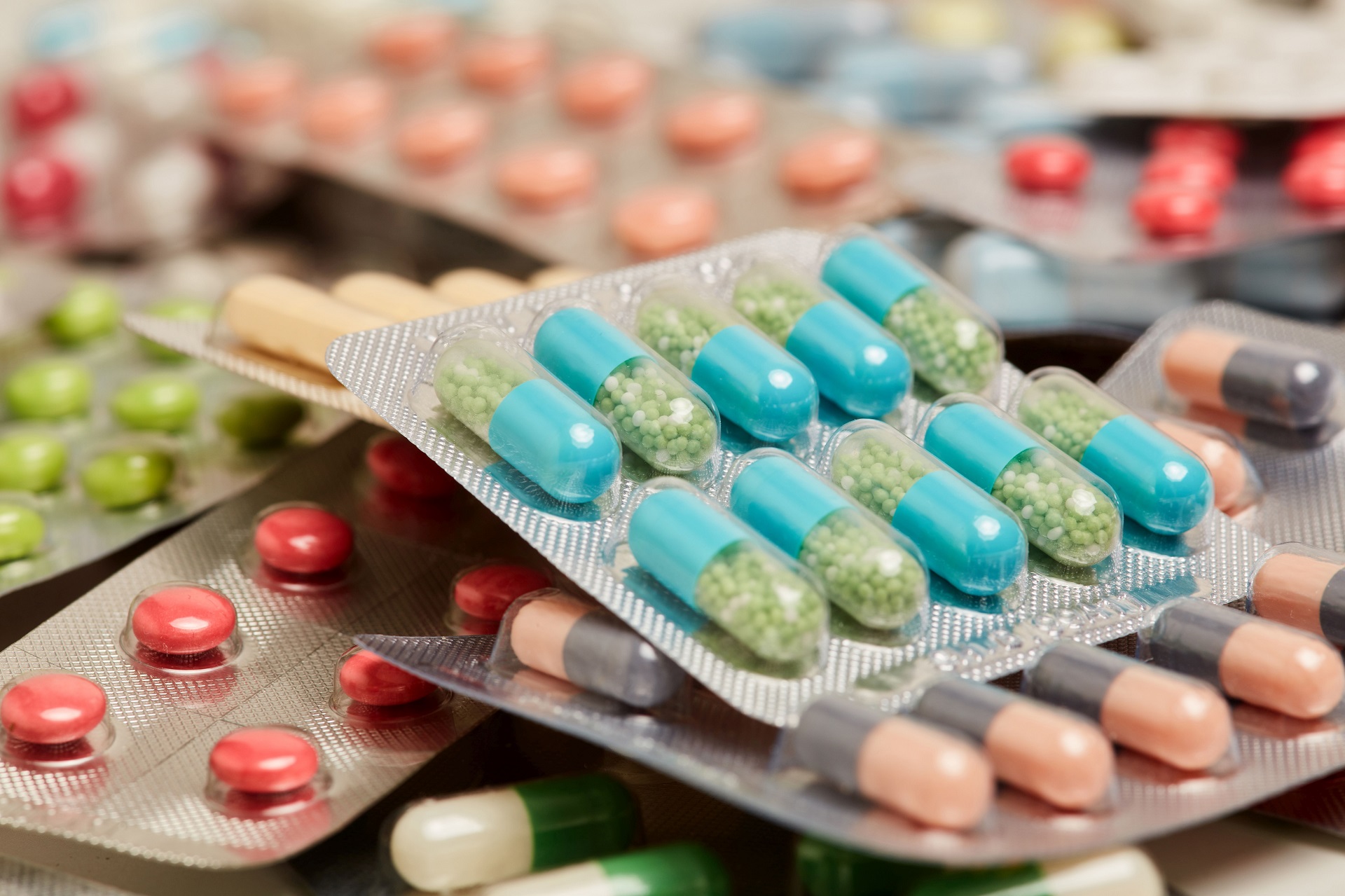 Bunte Tabletten in Blisterstreifen