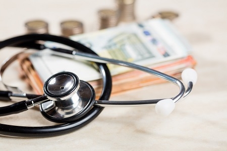 Symbolbild Stethoskop mit Euro Banknoten